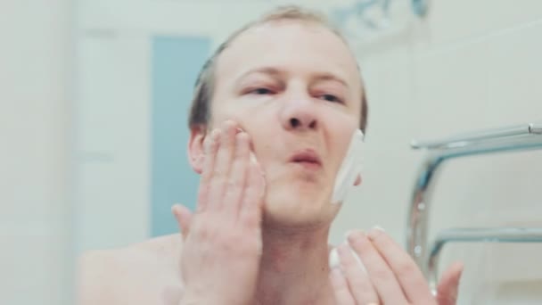 Een man scheert in de badkamer. Slow motion — Stockvideo