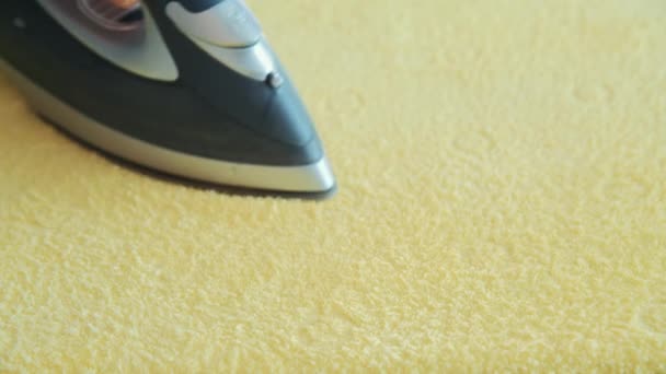 Утюжить полотенце на гладильной доске, пар. замедленное движение — стоковое видео