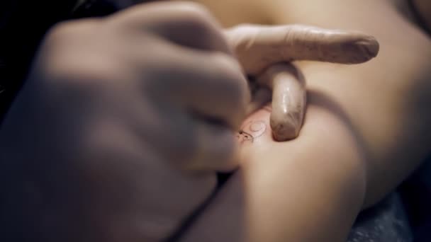 Зробити татуювання на руці — стокове відео