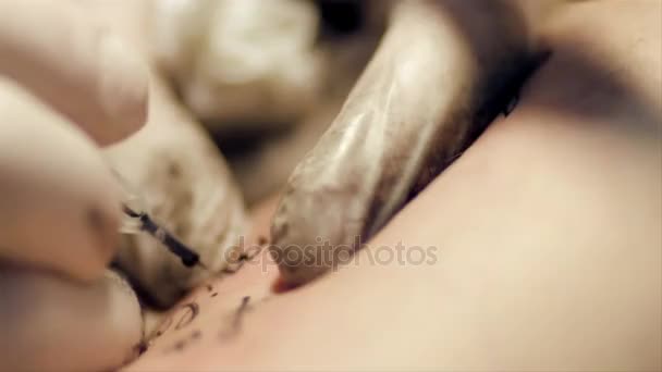 Fare un tatuaggio sul braccio — Video Stock