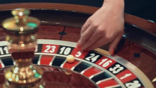 Casino: ruleta, la chica hace girar la pelota, cámara lenta — Vídeo de stock