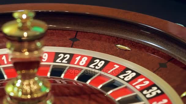Casino: roulette, het meisje draait de bal, slow-motion — Stockvideo