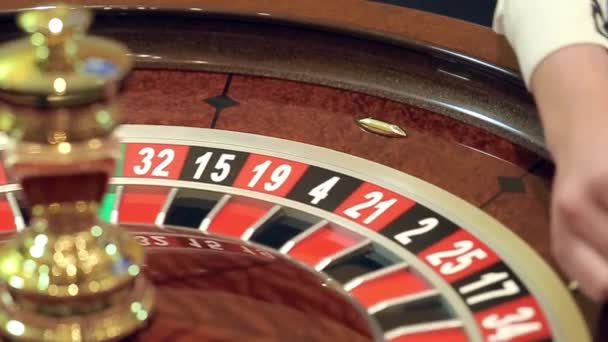 Casino: ruleta, la chica hace girar la pelota, cámara lenta — Vídeo de stock