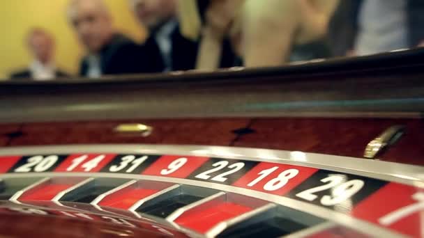 Afbeelding met een casino roulettewiel met de bal op nummer close-up — Stockvideo