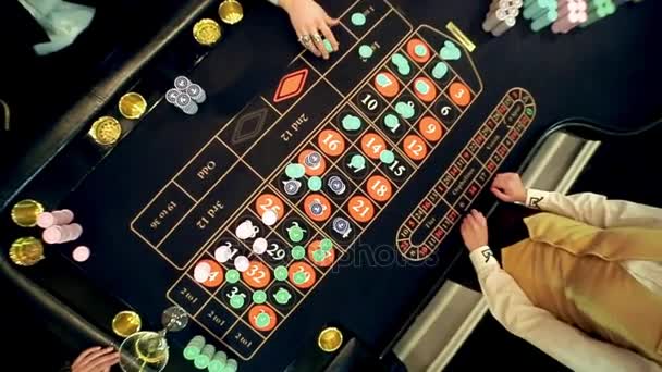 Casino: ruleta hráči u stolu, pohled shora. shot jeřábu