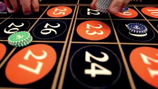 Casino: ruleta hráči vsadit, detail. Zpomalený pohyb — Stock video