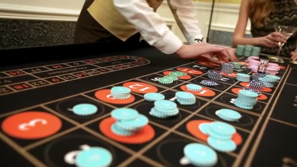 Krupiér shromažďuje žetony v kasinu — Stock video