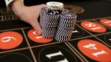 Krupiye casino masada çipleri taşır