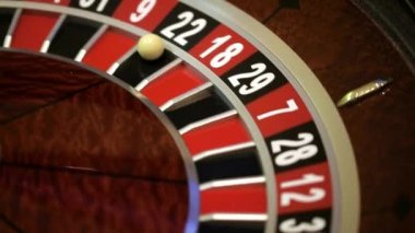 Rulet tekerleği çalıştıran ve 22 yakın çekim üzerinde beyaz topu ile durur