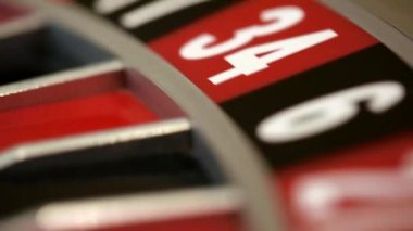 Rulet tekerleği çalıştıran ve 22 yakın çekim üzerinde beyaz topu ile durur