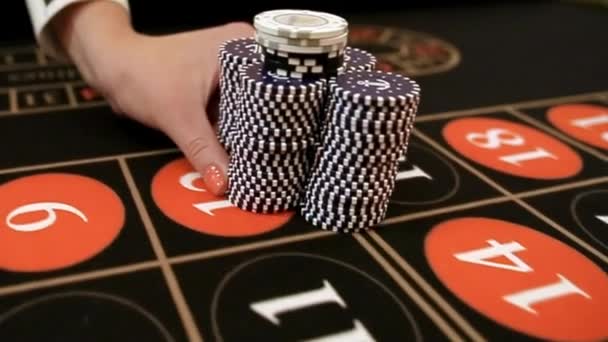 Croupier beweegt Chips op tafel bij Casino — Stockvideo