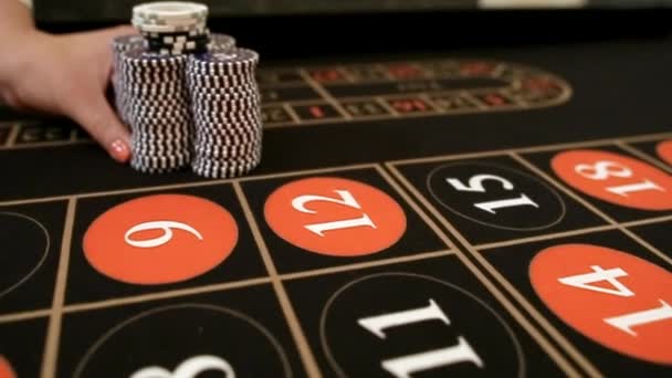 Croupier déplace des jetons sur la table au casino — Video