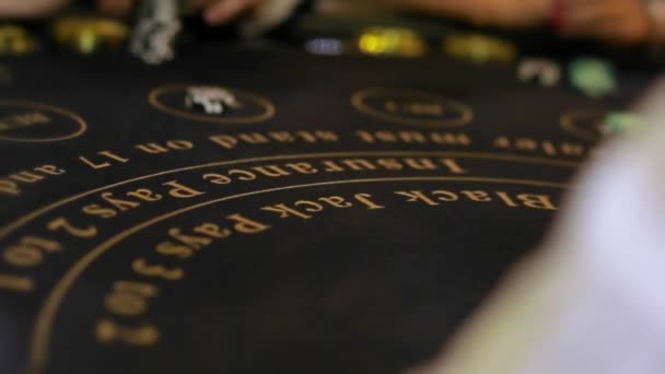 Cartas sendo jogadas em uma mesa de blackjack. de perto — Vídeo de Stock