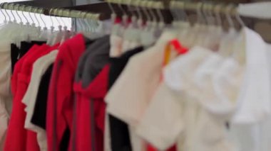 mağaza, Giyim Askıları üzerinde asılı