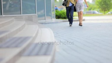 İnsanların girip binaya bacaklar