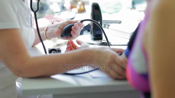 El médico mide la presión arterial hombre, primer plano — Vídeo de stock