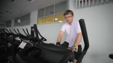 Sportif yakışıklı spor merkezinde egzersiz