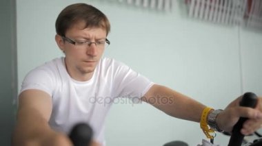 Sportif yakışıklı spor merkezinde egzersiz