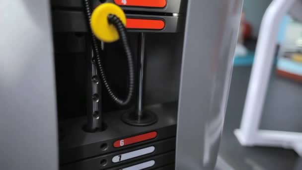 Une partie du simulateur de puissance, dans lequel quelqu'un travaille 