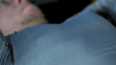 Sportif yakışıklı spor merkezinde egzersiz