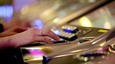 Casino: slot makineleri oynamak kadın ve erkek. yakın çekim