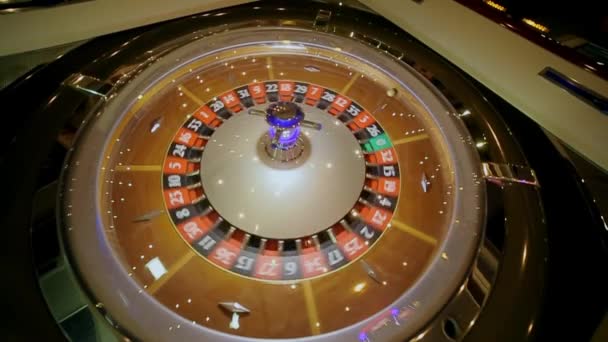 Электронная рулетка казино с краном — стоковое видео