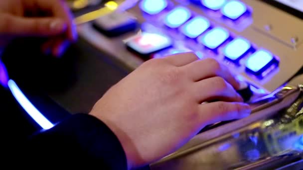 Casino: man och kvinna som spelar spelautomater. närbild — Stockvideo