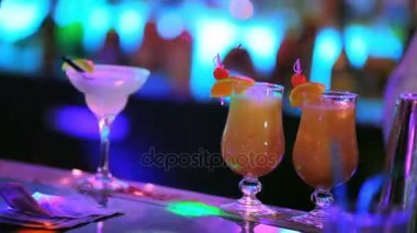 Sarı kokteyl Çubuğu'nda vardır