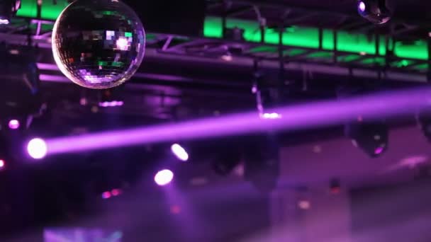 Klub, barevné světlo blikat na disco — Stock video