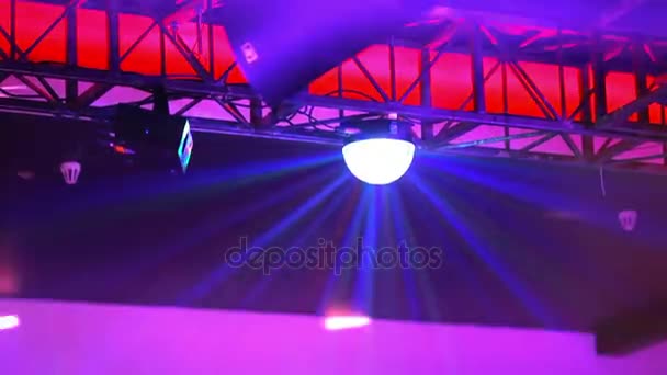 Club, luce colorata lampeggiante in discoteca — Video Stock