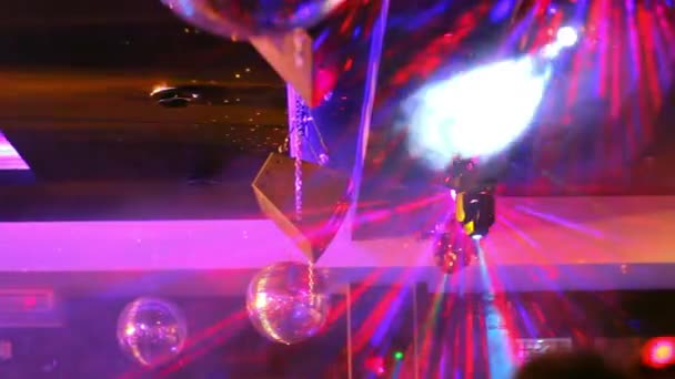 Club, farbiges Licht blinkt in der Disco — Stockvideo