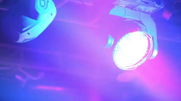 Club, lumière colorée clignotant à la discothèque — Video