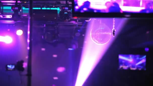 Club, färgade ljus blinkande på disco — Stockvideo
