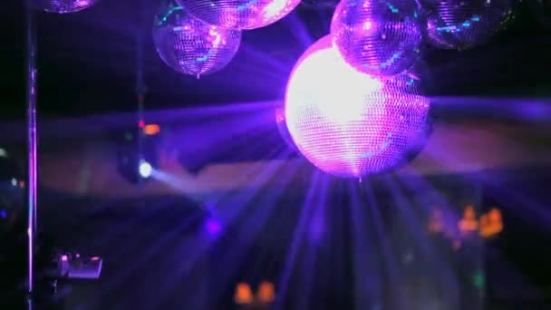 club, lumière colorée clignotant à la discothèque 