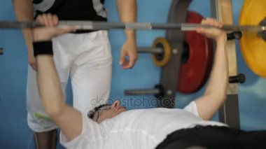 Sportif yakışıklı spor merkezinde egzersiz