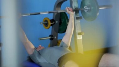 Sportif yakışıklı spor merkezinde egzersiz