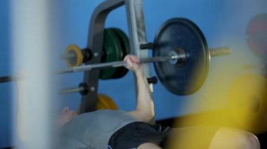 Sportif yakışıklı spor merkezinde egzersiz