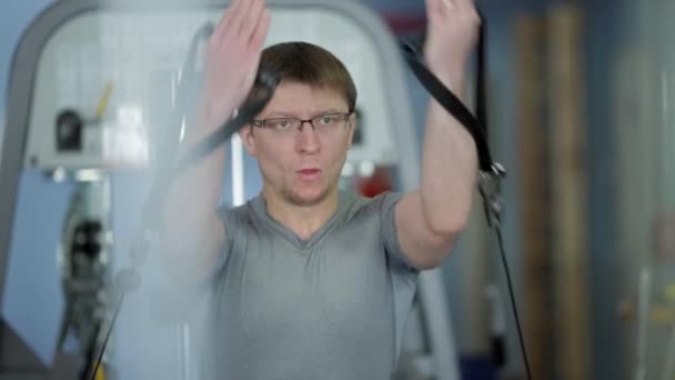 bel homme sportif fait de l'exercice dans le centre de gymnastique 