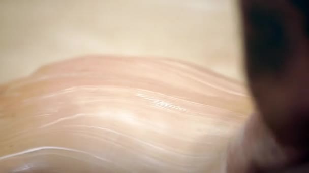 Erkek masaj krem kız ile yapıyor — Stok video