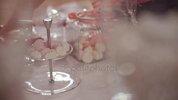 Decorazione della sala dei fiori per matrimonio — Video Stock