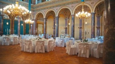 İç bir düğün salonu dekorasyon misafirler için hazır