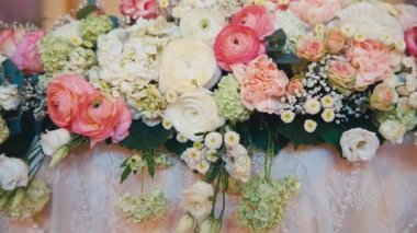 İç bir düğün salonu dekorasyon misafirler için hazır