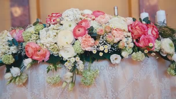 Intérieur d'une décoration de salle de mariage prêt pour les invités — Video