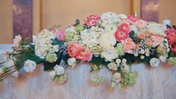 Interior de una decoración de salón de bodas listo para los invitados — Vídeo de stock