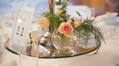 İç bir düğün salonu dekorasyon misafirler için hazır.