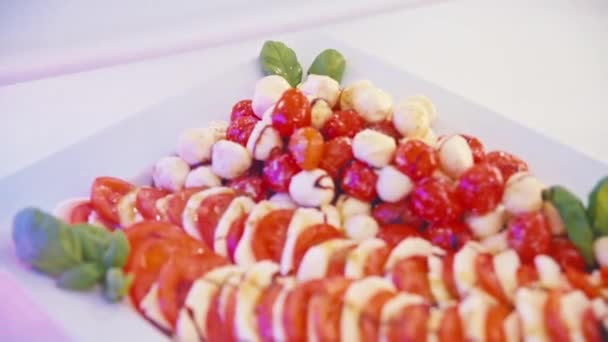Шведский стол, салат красив на тарелке — стоковое видео