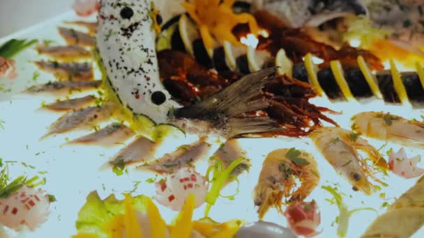 Шведский стол, красивая рыба, лежащая на блюде — стоковое видео