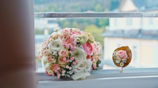 Bouquet da sposa si trova sulla finestra — Video Stock