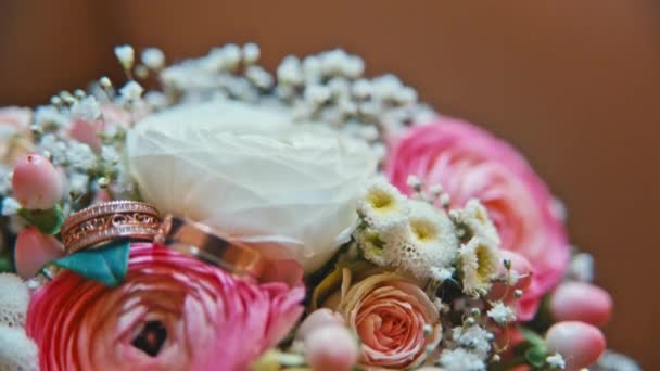 Ringe liegen auf dem Brautstrauß — Stockvideo