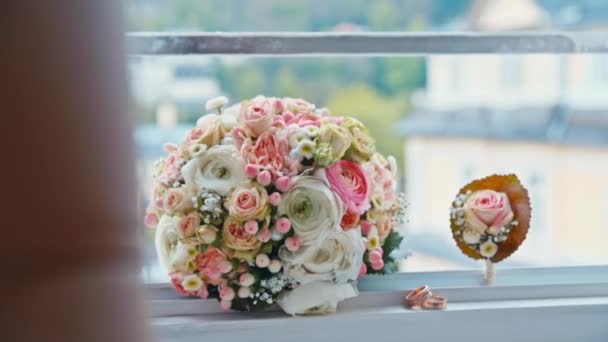 Bouquet da sposa si trova sulla finestra — Video Stock